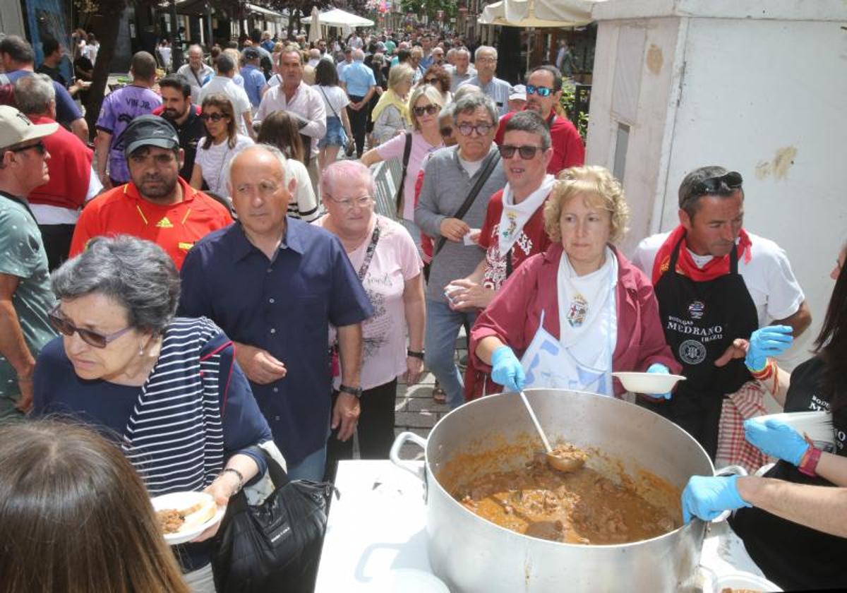 El reparto del guiso tradicional se prolongó durante dos horas, en las que se sirvieron más mil raciones