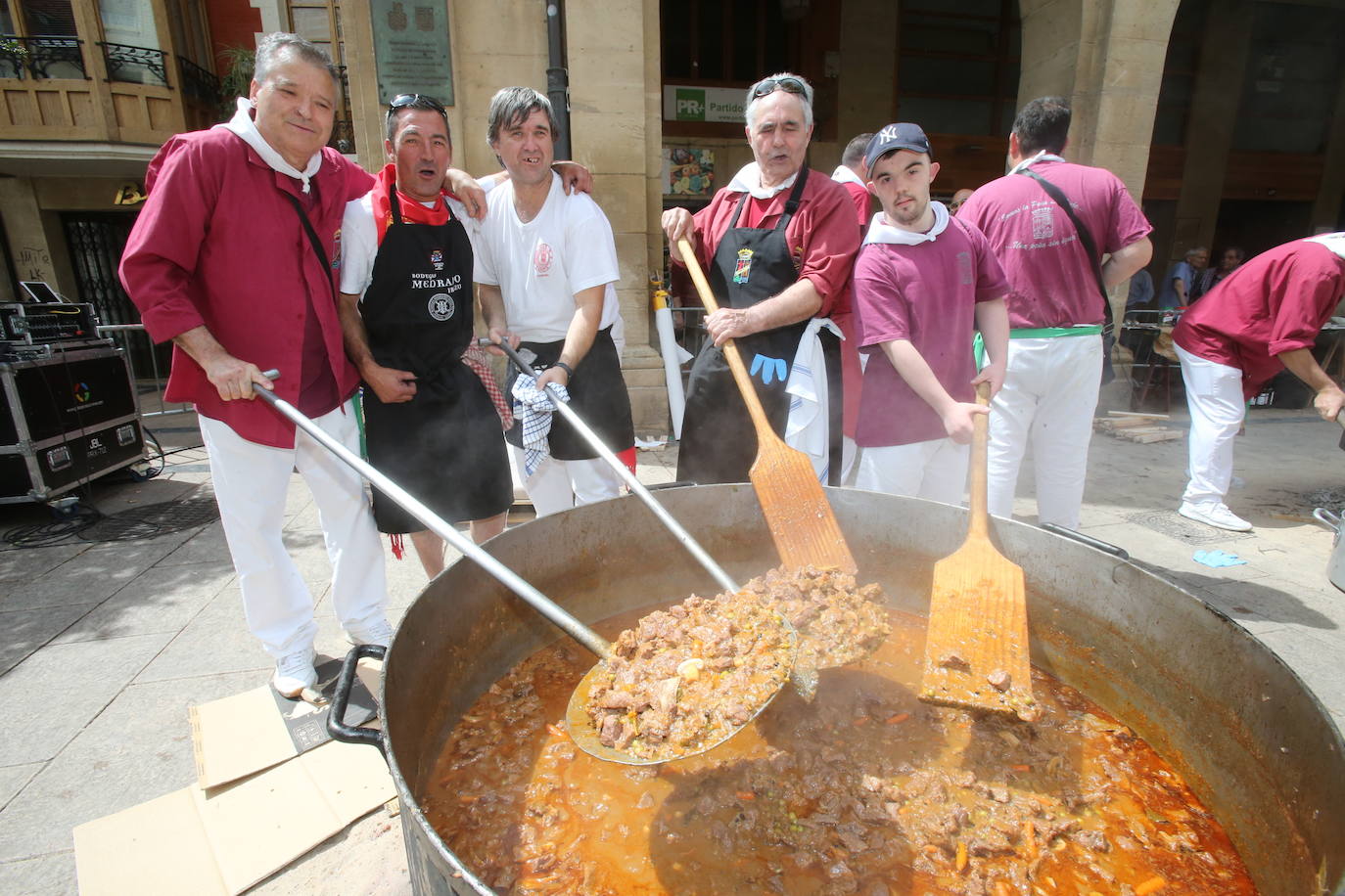 Portales y Juan Lobo acogen la degustación de toro guisado, en cumplimiento del Voto de San Bernabé