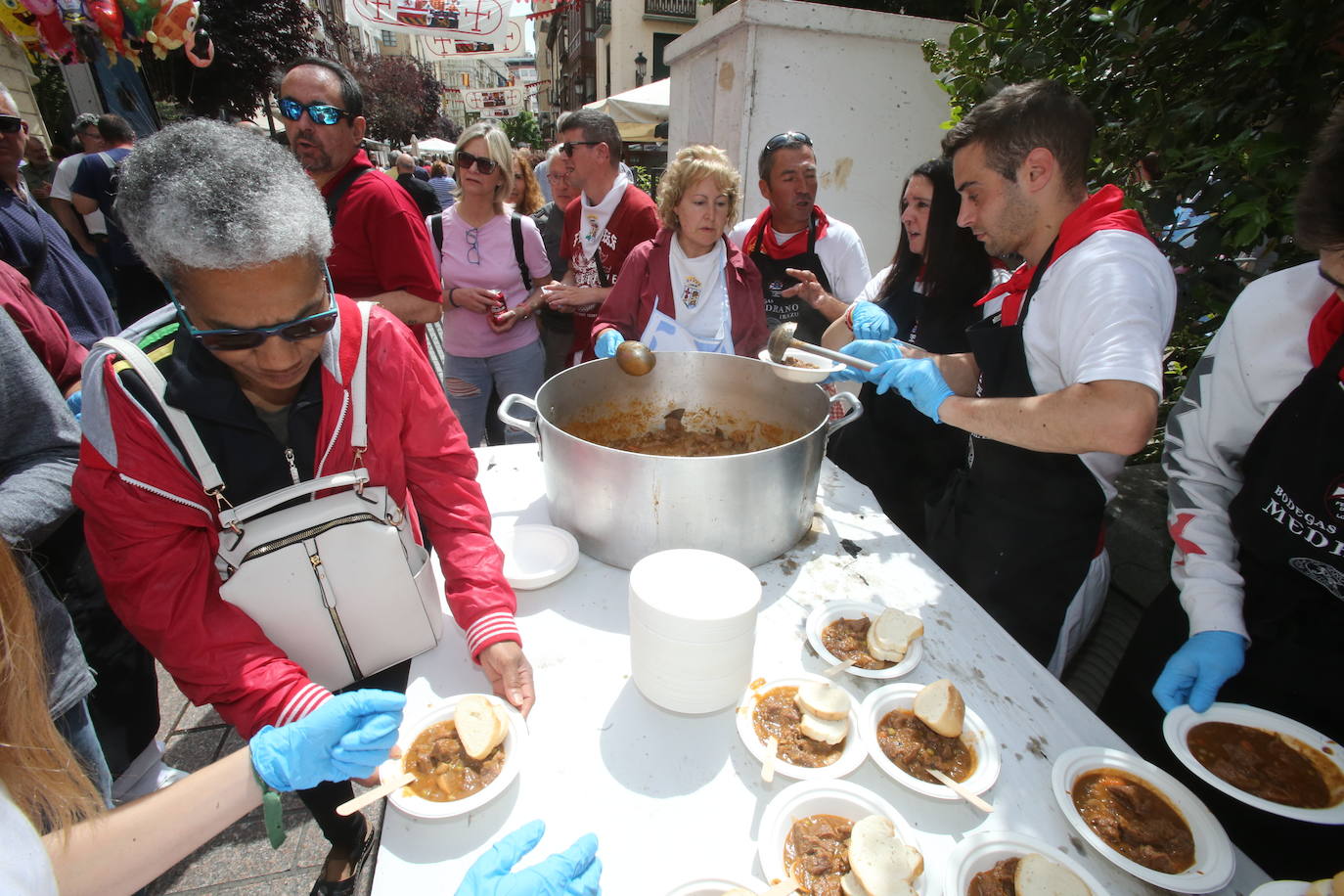 Portales y Juan Lobo acogen la degustación de toro guisado, en cumplimiento del Voto de San Bernabé