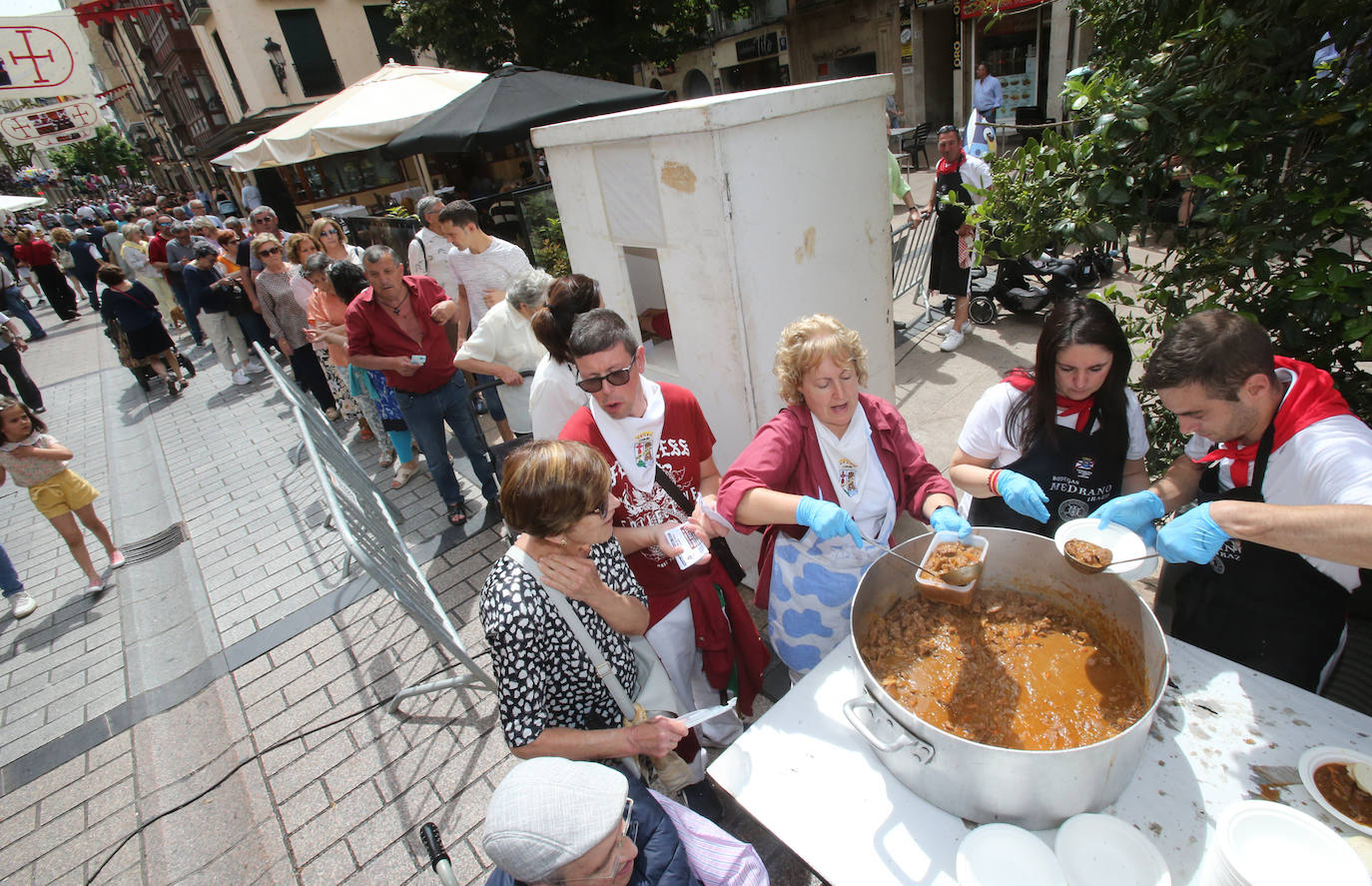 Portales y Juan Lobo acogen la degustación de toro guisado, en cumplimiento del Voto de San Bernabé