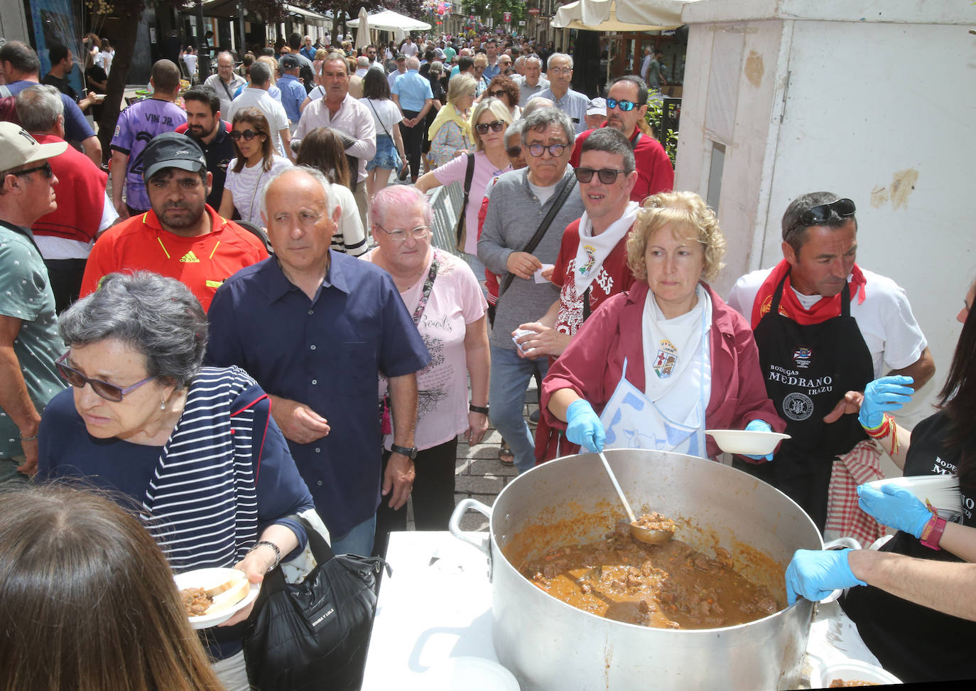 Portales y Juan Lobo acogen la degustación de toro guisado, en cumplimiento del Voto de San Bernabé