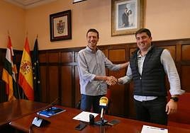 Óscar Reina (Por La Rioja) y Raúl Riaño (PP) escenifican el acuerdo de gobierno en Santo Domingo.