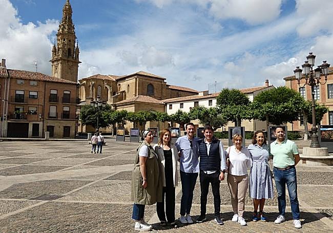 Los tres concejales de Por La Rioja y los cuatro del PP, este martes en Santo Domingo.