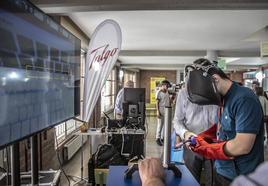 Un joven prueba la máquina virtual de soldar durante uno de los talleres organizados por Talgo.