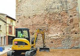 Maquinaria preparando el terreno para la urbanización del espacio resultante del derribo de la vivienda que ocultaba el torreón, en la calle Portillo de La Rosa.