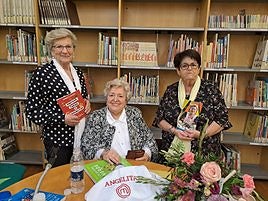 Angelita Alfaro en una charla en Tafalla, con su último libro sobre la mesa.