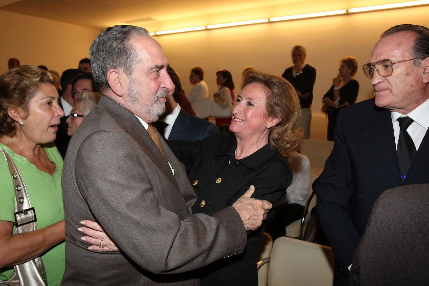 Joaquín Espert en el funeral de cuerpo presente del ex alcalde de Logroño Narciso San Baldomero, cuya capilla ardiente estaba en el salón de plenos del Ayuntamiento de Logroño.