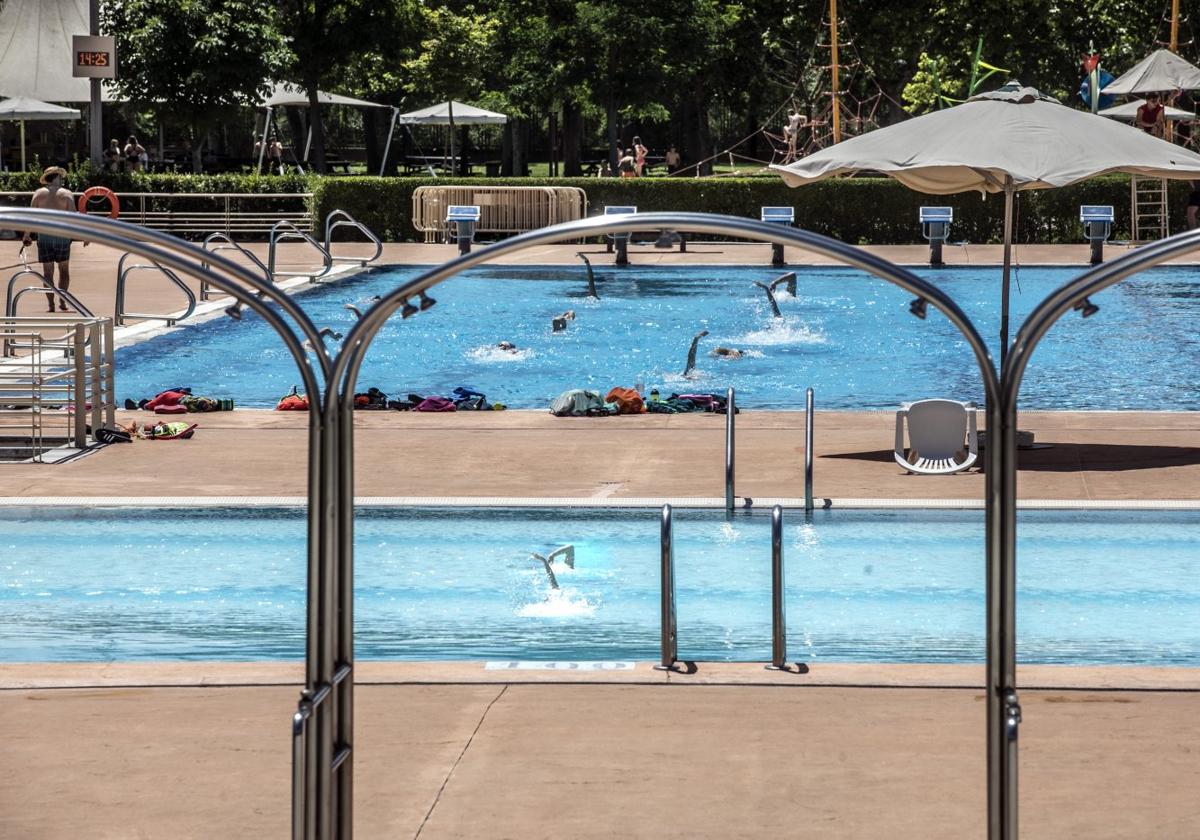 Primeros chapuzones en las piscinas municipales