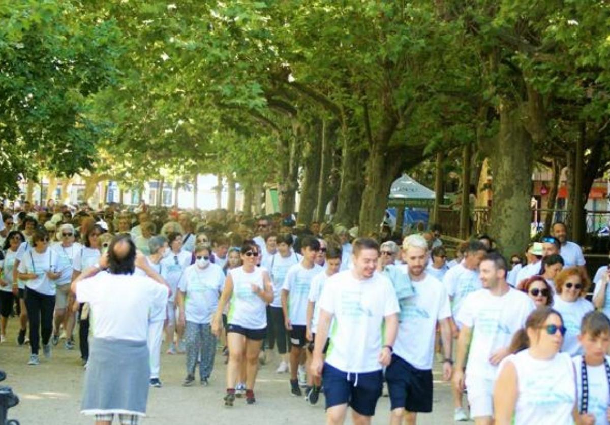 Participantes de la marcha del pasado año, al comienzo del recorrido en el paseo San Julián.