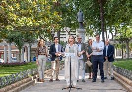 Gamarra se dirige a la prensa ayer en el centro de Logroño, en el acto de puesta de largo de la candidatura del PP de La Rioja a las generales.