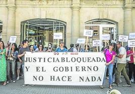 Gran despliegue de pancartas en el Palacio de Justicia