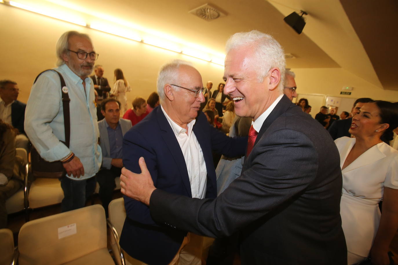 Los gestos, los saludos y las reacciones en la investidura de Conrado Escobar como alcalde de Logroño