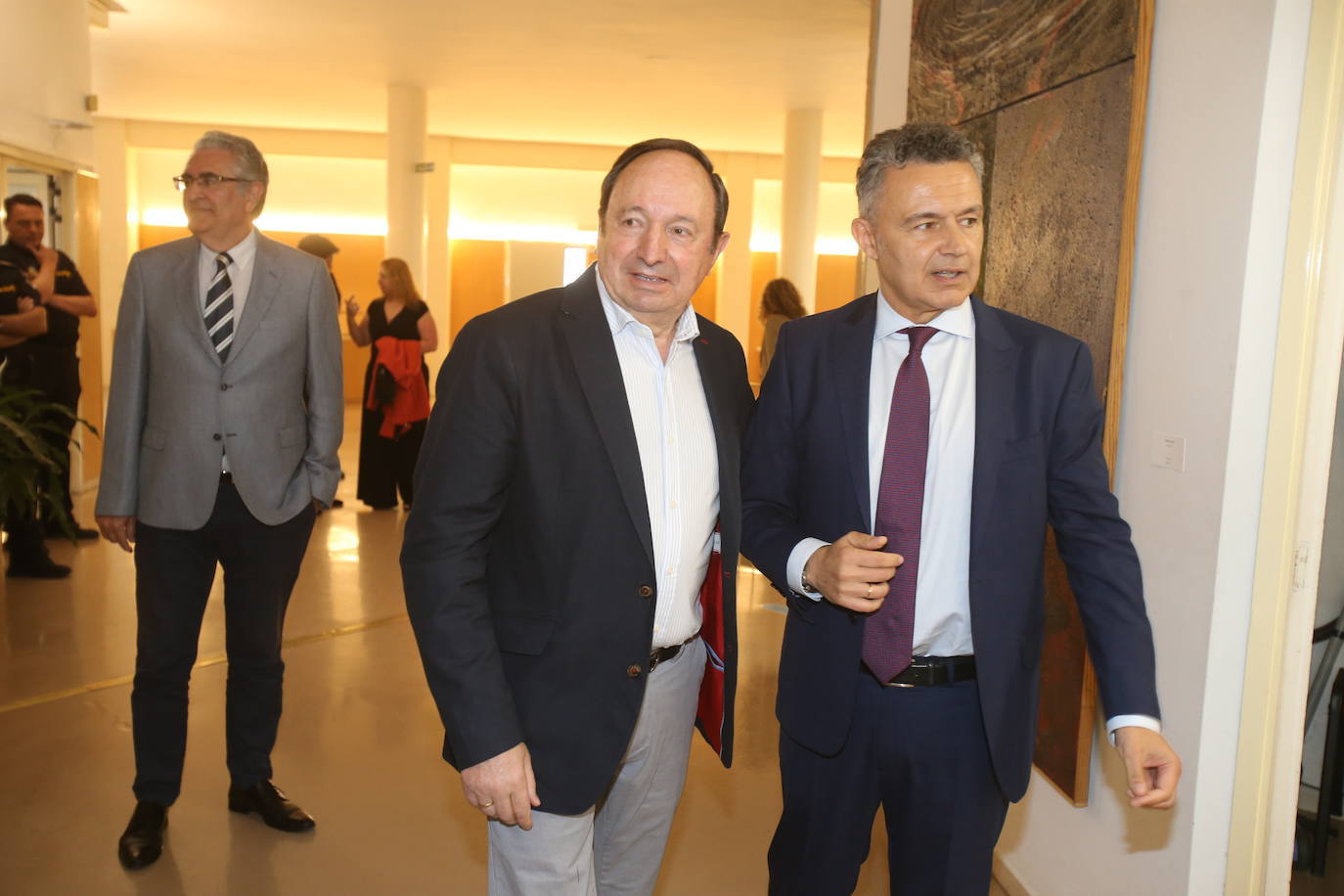 Los gestos, los saludos y las reacciones en la investidura de Conrado Escobar como alcalde de Logroño