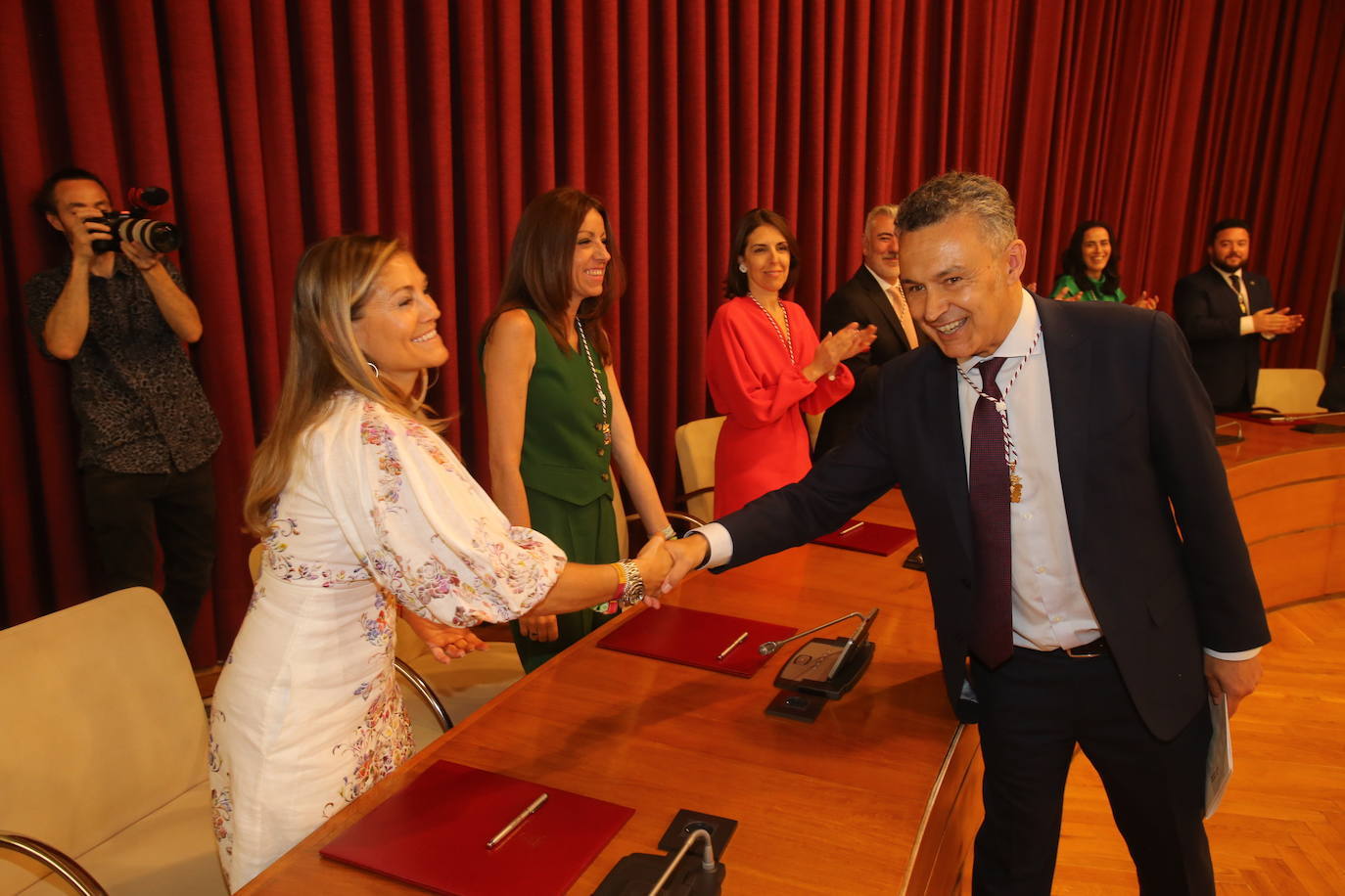 Los gestos, los saludos y las reacciones en la investidura de Conrado Escobar como alcalde de Logroño