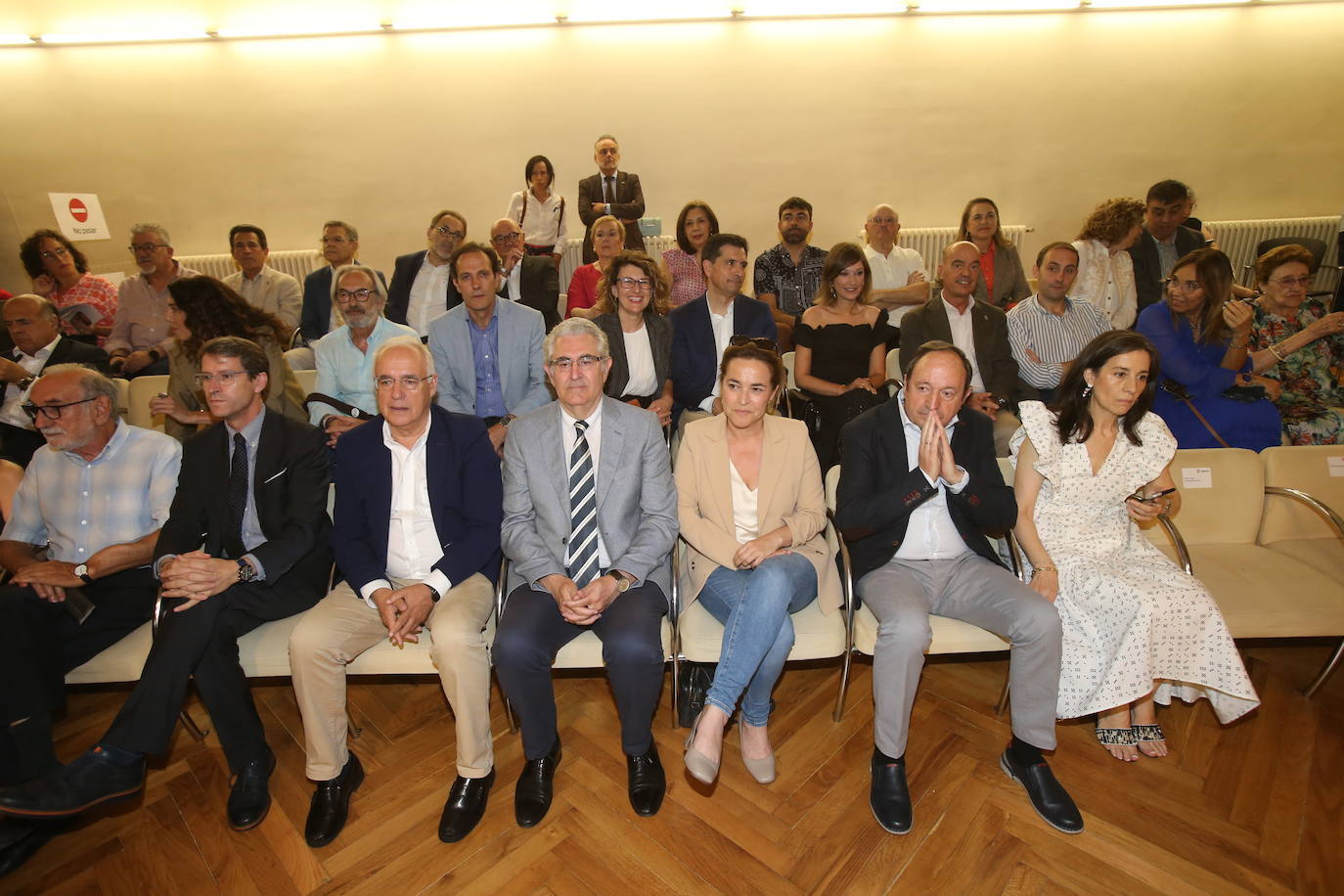 Los gestos, los saludos y las reacciones en la investidura de Conrado Escobar como alcalde de Logroño