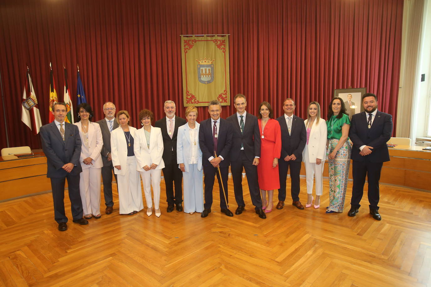 Los gestos, los saludos y las reacciones en la investidura de Conrado Escobar como alcalde de Logroño