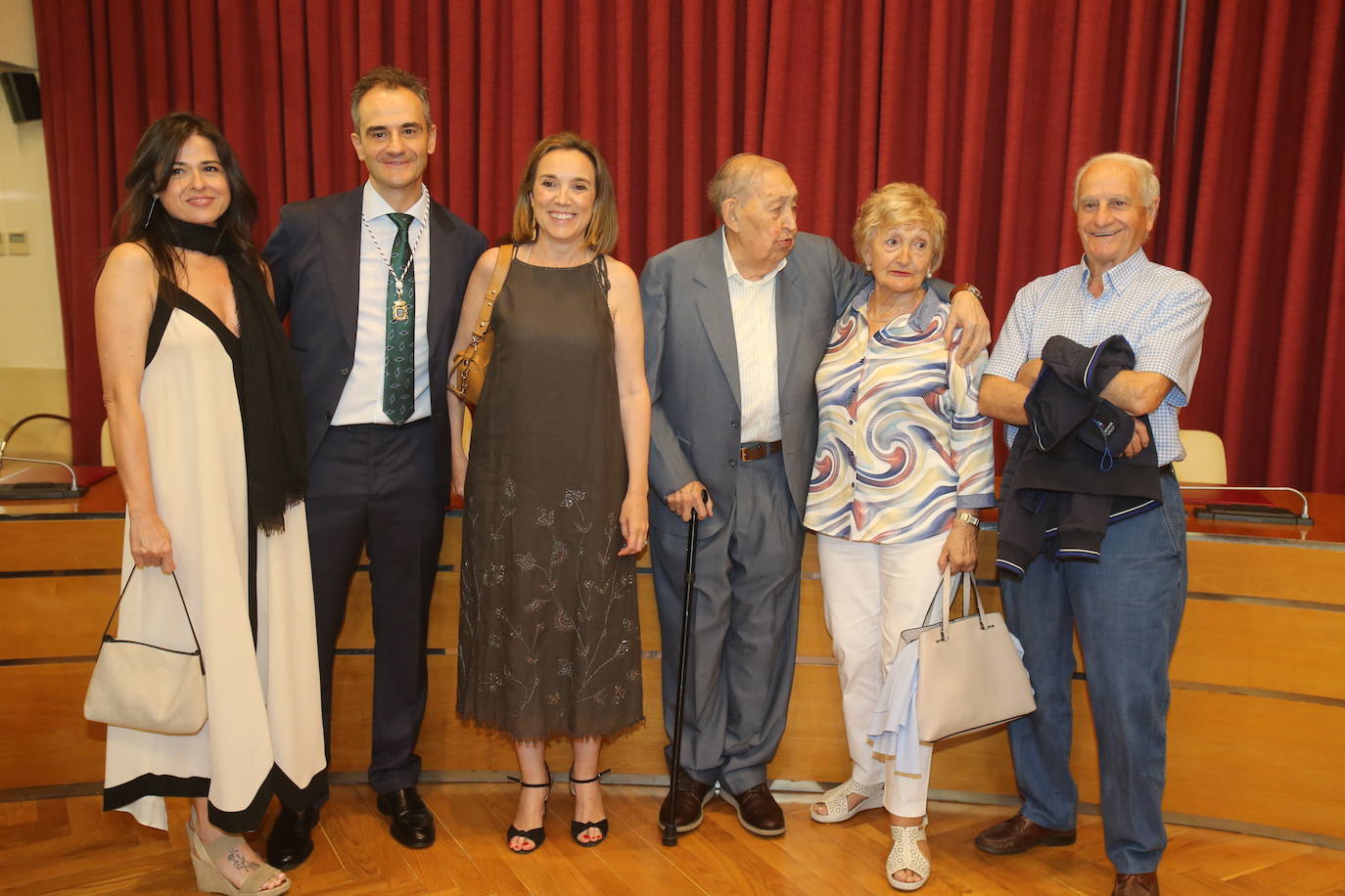 Los gestos, los saludos y las reacciones en la investidura de Conrado Escobar como alcalde de Logroño