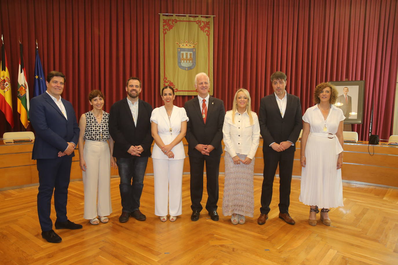 Los gestos, los saludos y las reacciones en la investidura de Conrado Escobar como alcalde de Logroño