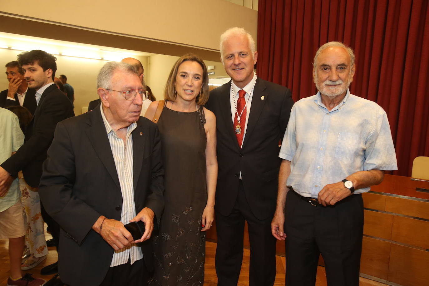 Los gestos, los saludos y las reacciones en la investidura de Conrado Escobar como alcalde de Logroño