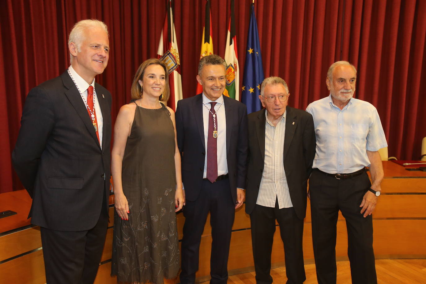 Los gestos, los saludos y las reacciones en la investidura de Conrado Escobar como alcalde de Logroño