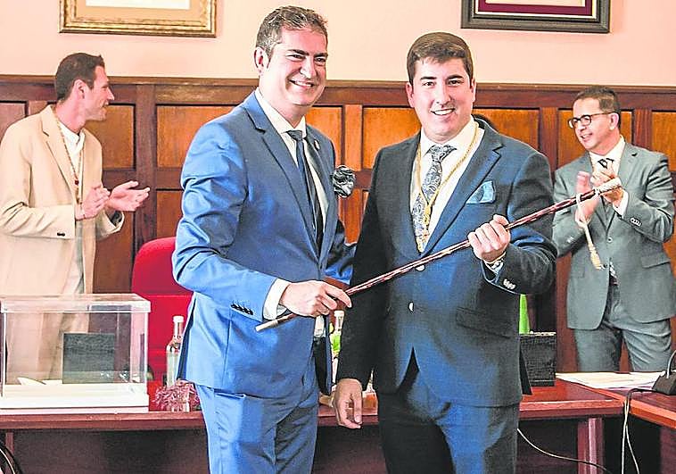 Raúl Riaño recibe la vara de mando de su predecesor en el cargo y compañero de partido, David Mena.