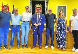 Sergio Martínez Astola, rodeado del resto de concejales de Torrecilla en Cameros.