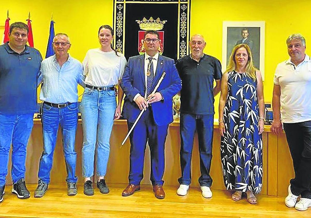 Sergio Martínez Astola, rodeado del resto de concejales de Torrecilla en Cameros.