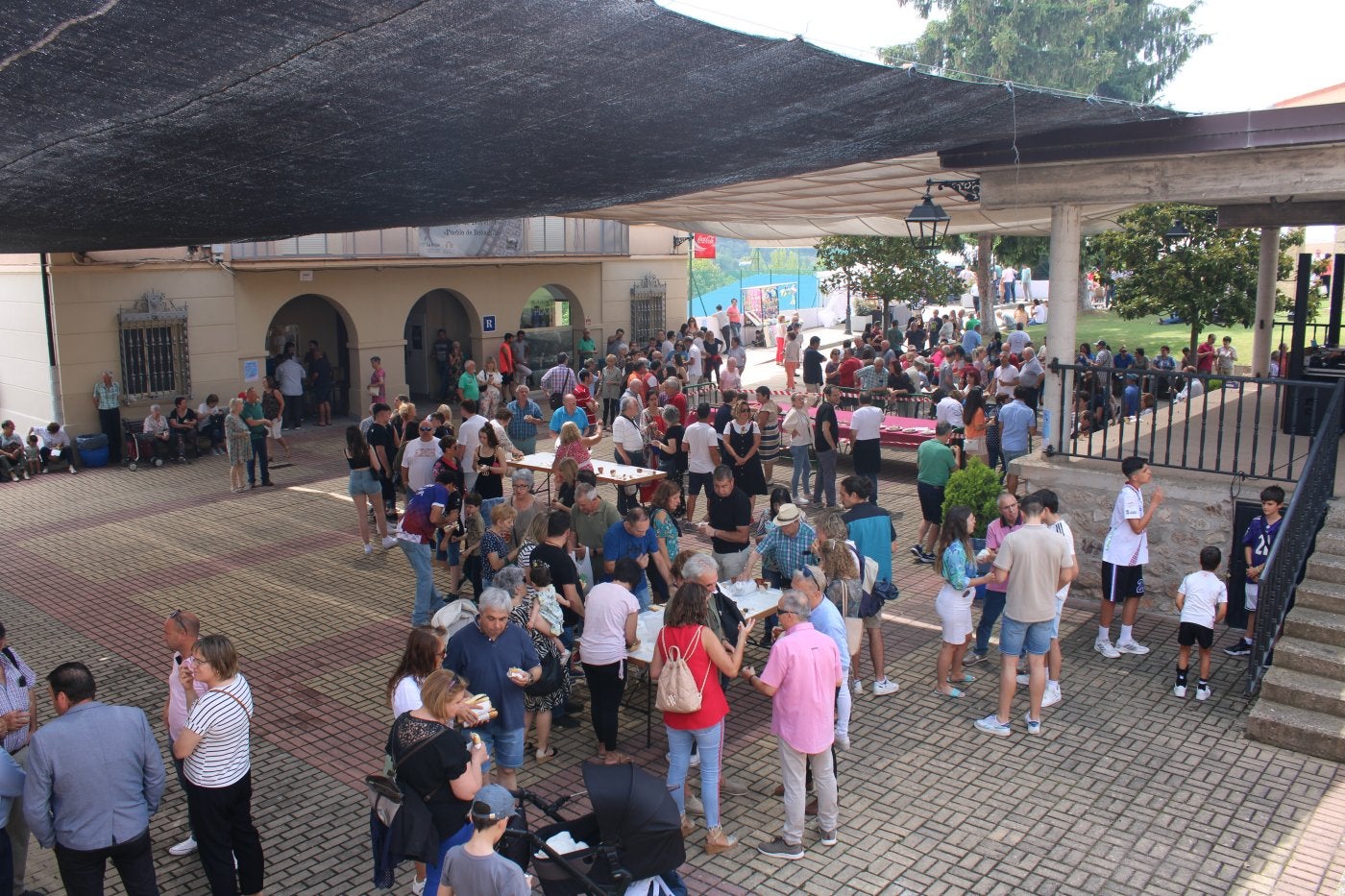 La plaza de Bobadilla se llenó de vecinos y visitantes que fueron a celebrar el festival de la localidad.