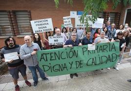 Médicos de Atención Primaria y pediatras concentrados este lunes en el centro de salud de Gonzalo de Berceo, en Logroño.