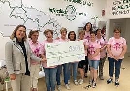 Elena Eguizábal recibe la donación por parte de las mujeres de Lardero.