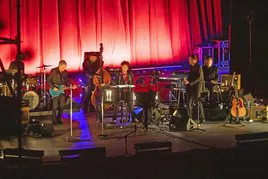 Dylan y su banda, en el escenario del teatro del Generalife, hace una semana en Granada, una de las pocas fotos de la gira que han trascendido.