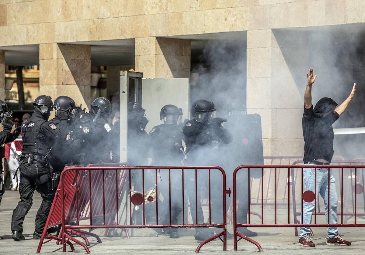 Miembros del GOES simulan una detención frente al Ayuntamiento de Logroño.