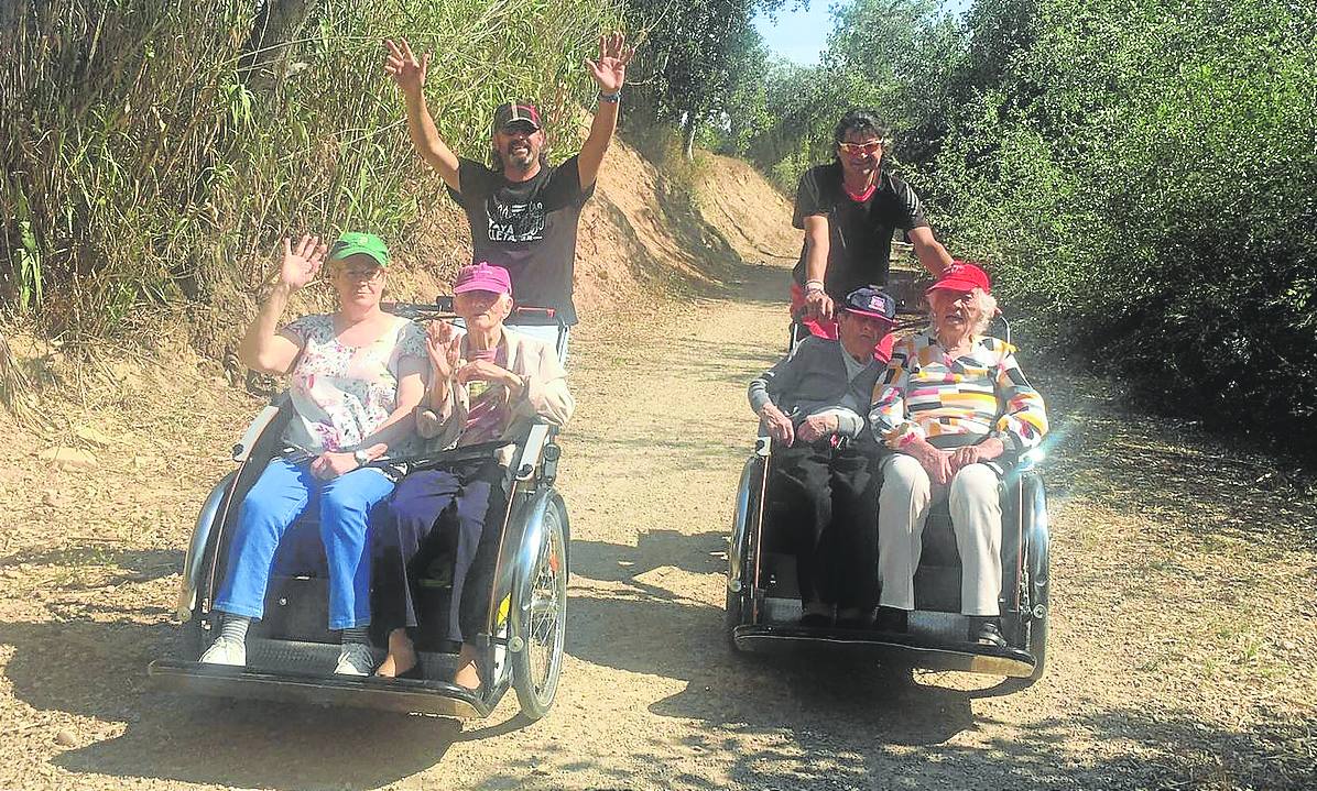 Los voluntarios de la Asociación de Biciclistas de Corella arrancaron las sonrisas de los usuarios.