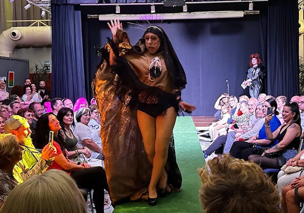 Yao K modelando el diseño ganador en la Gala Drag