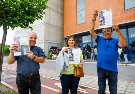 Imagen secundaria 1 - Jóvenes quinceareños con un cartel que esperaban que firmara Bob Dylan