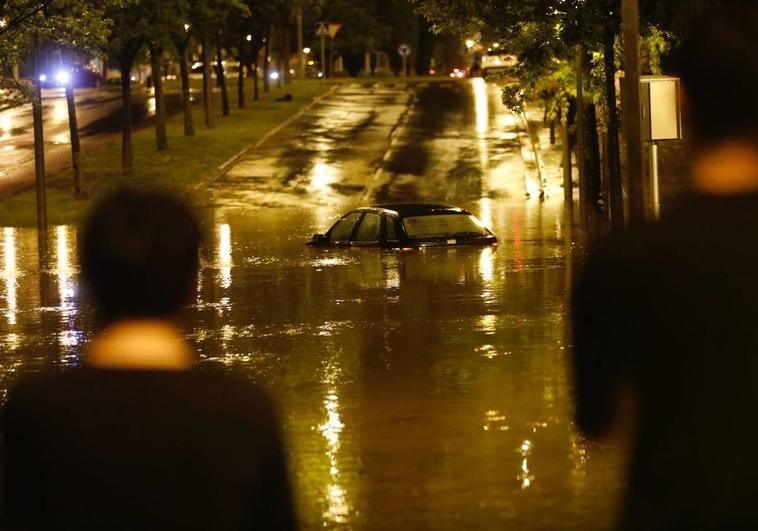 Vídeo | Atrapado por el agua en la calle Clavijo