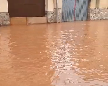 Imagen principal - Dos tormentas sucesivas convierten las calles de Huércanos en ríos de barro