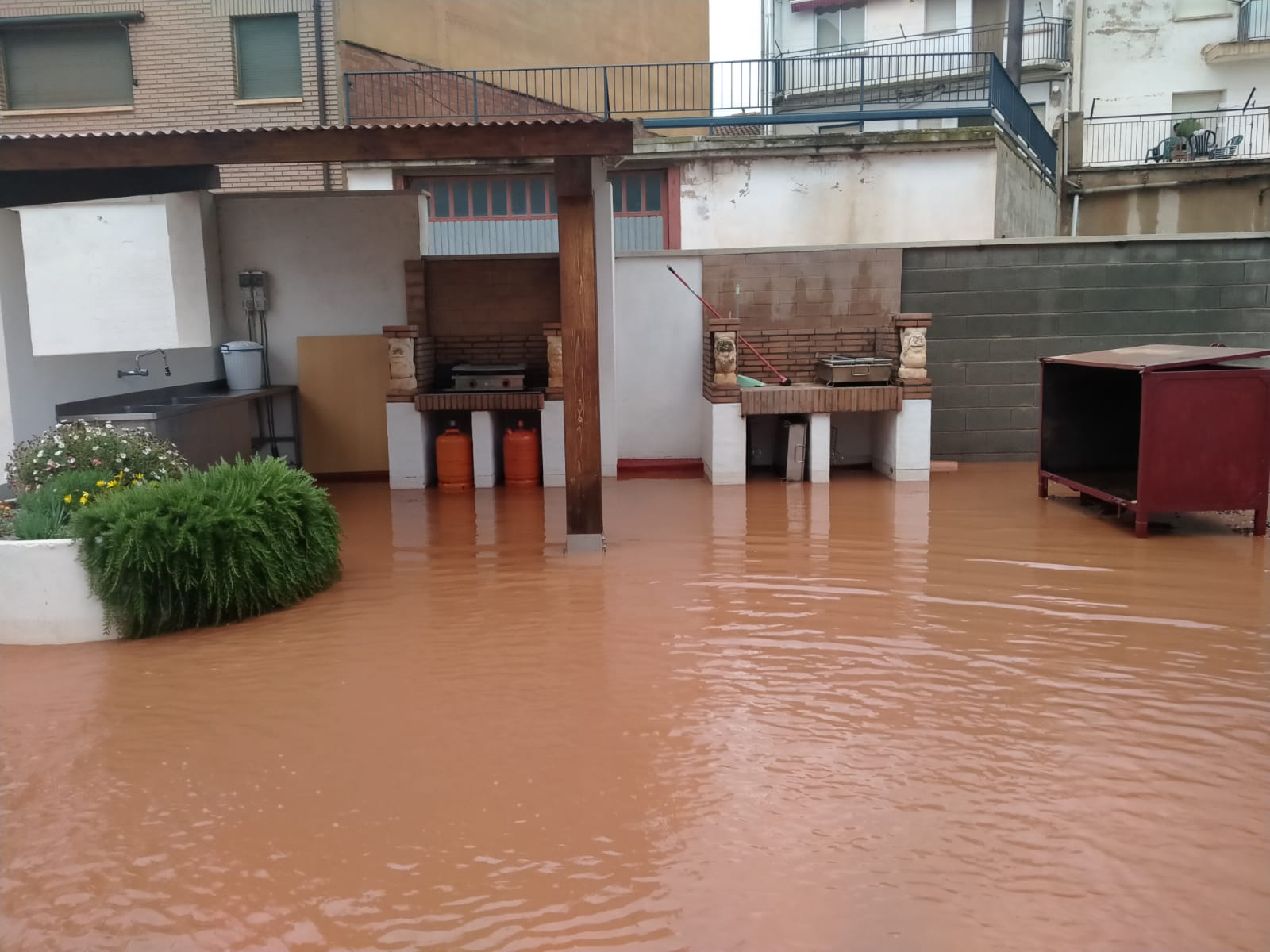 Imagen secundaria 1 - Dos tormentas sucesivas convierten las calles de Huércanos en ríos de barro