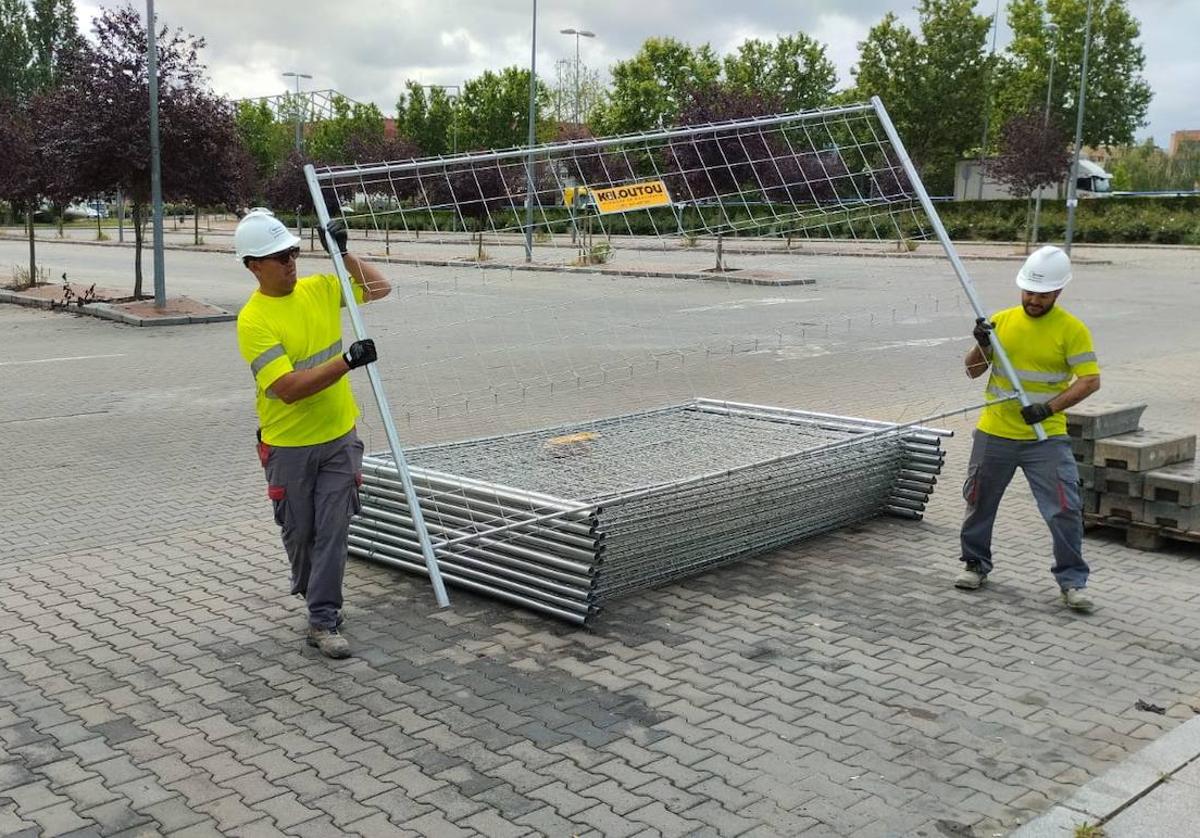 Trabajos de vallado del aparcamiento de la plaza de la Vendimia de cara a la instalación de las marquesinas fotovoltaicas que cubrirán hasta 260 de sus plazas.