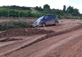 Carretera LR-321, entre Ceniceros y Huércanos.