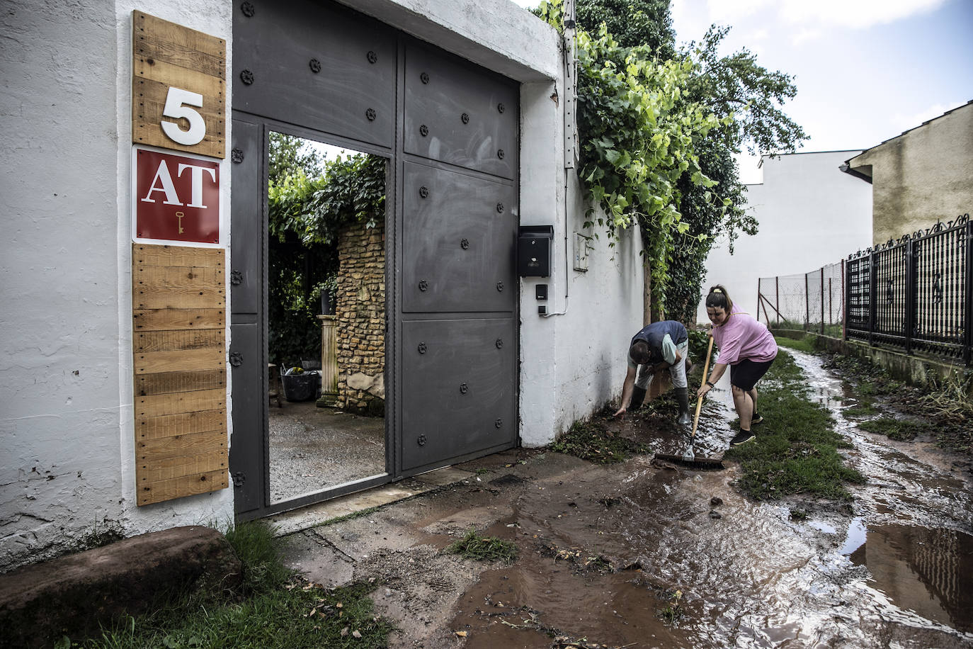 Los vecinos de Uruñuela limpian las calles