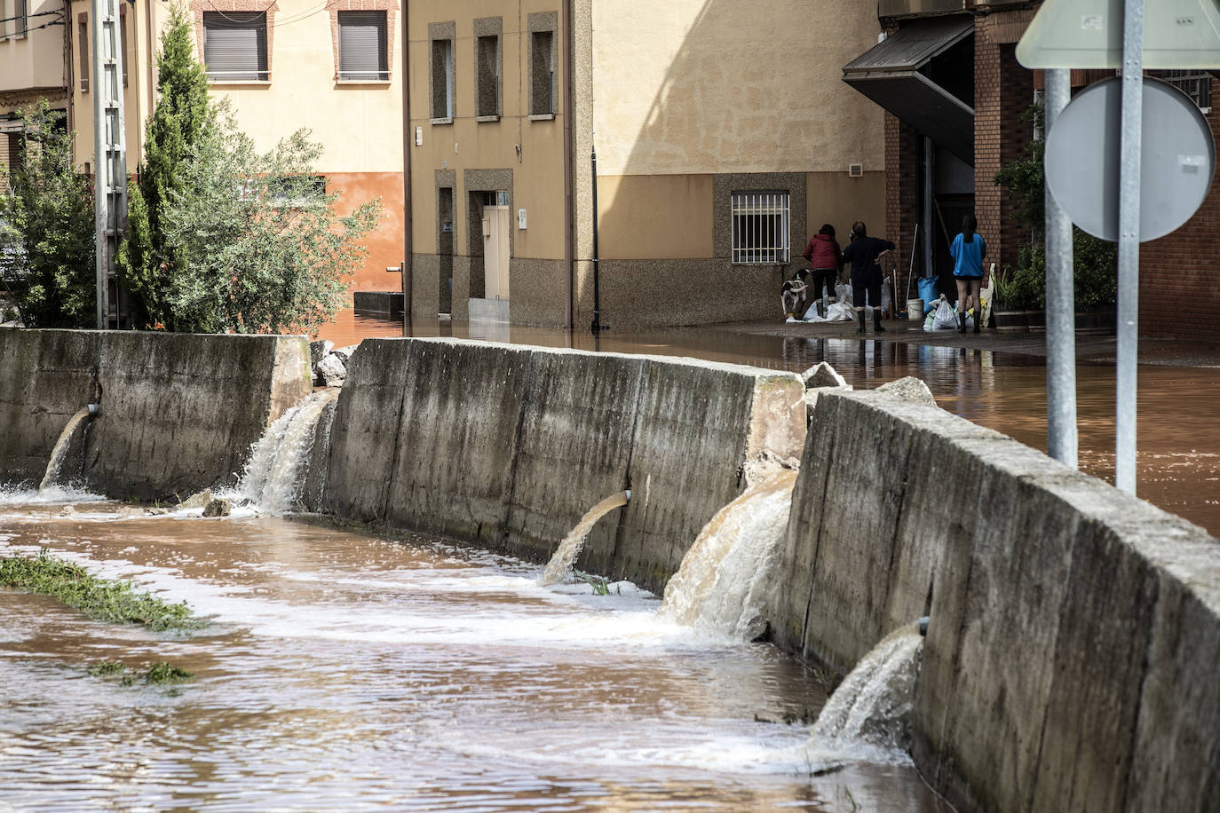 Los vecinos de Uruñuela limpian las calles