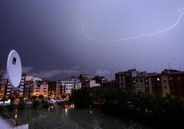 Un rayo ilumina la ciudad de Logroño durante una tormenta.