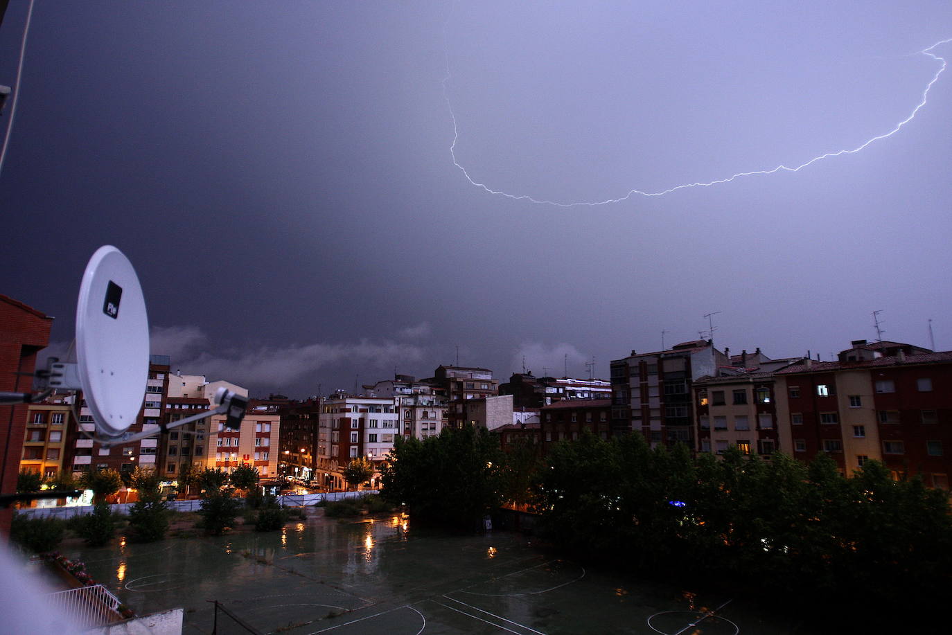 Un rayo ilumina la ciudad de Logroño durante una tormenta.