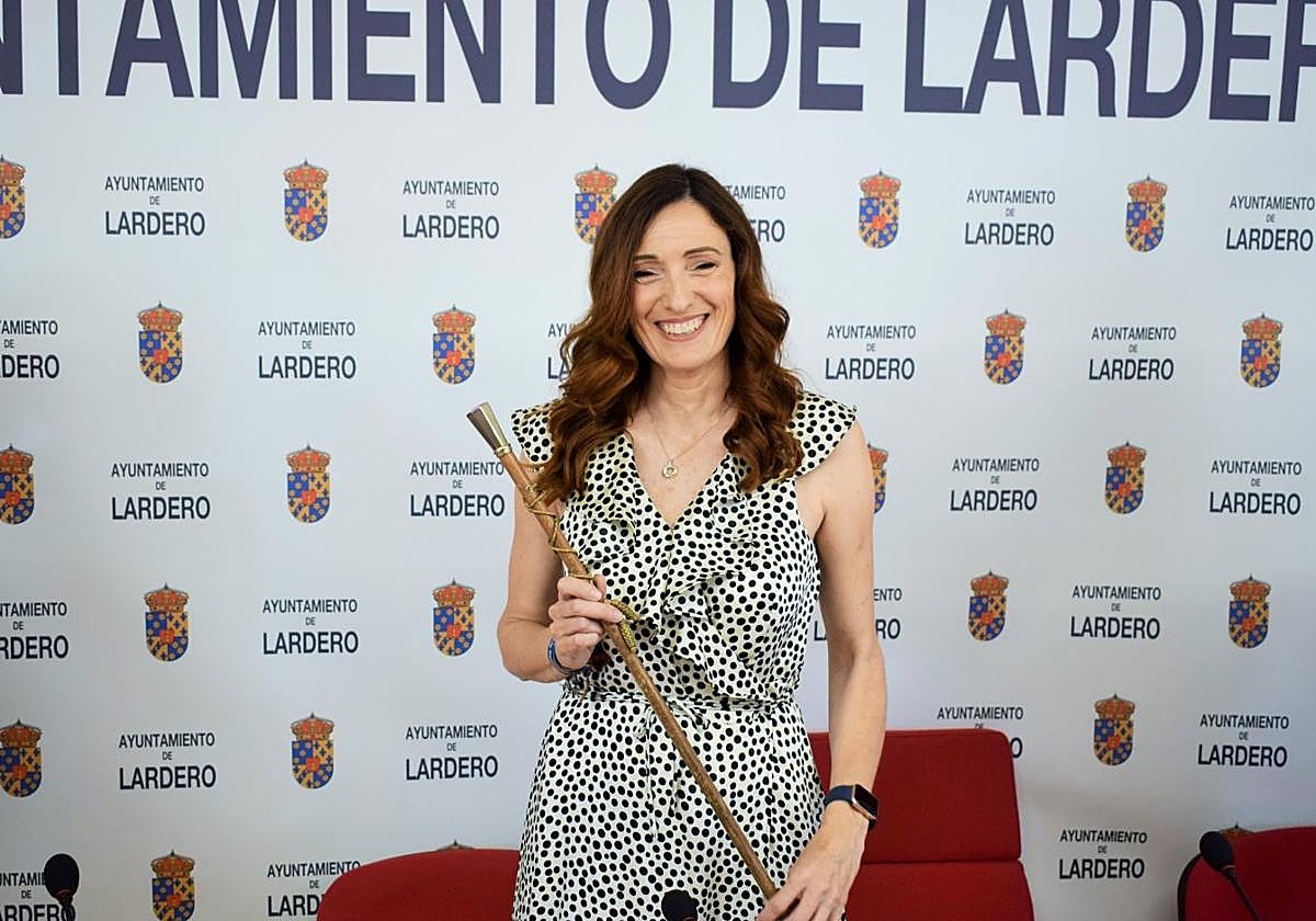 Isabel Barceló Martínez posa con la vara de mando del Ayuntamiento de Lardero tras el pleno de investidura que da inicio a la legislatura.