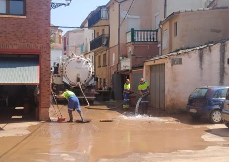 Imagen secundaria 1 - Continúan los trabajos de limpieza en Huércanos