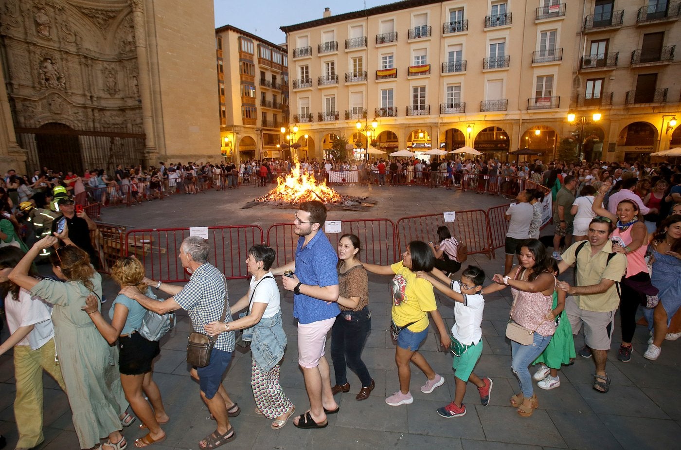 Las hogueras de San Juan prenden en la noche logroñesa