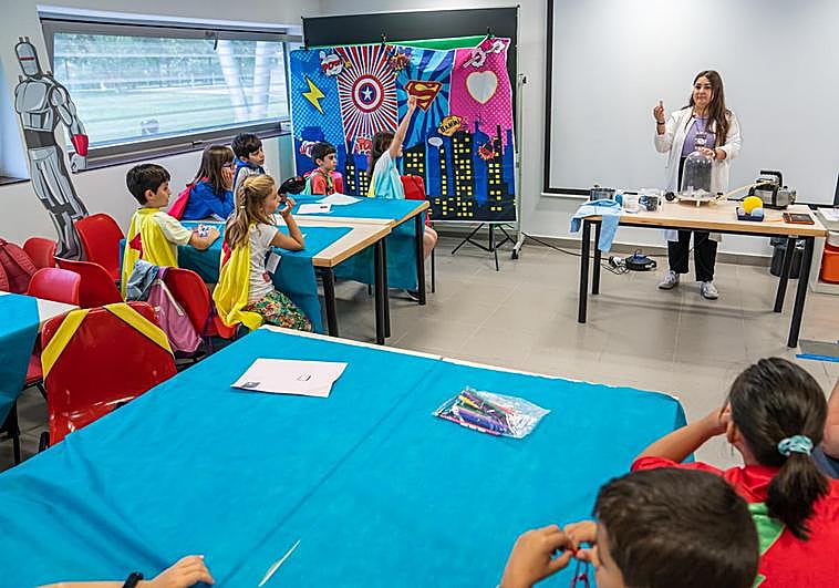 Los niños atienden a un experimento en la jornada inaugural de 'Superhéroes Científicos'.
