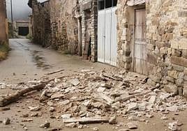 Derrumbe de una fachada el jueves en Navajún sobre la vía pública.