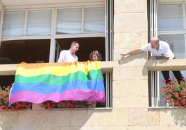 Colocación de la bandera arcoíris, símbolo del Orgullo, el pasado viernes, en la previa a la manifestación del sábado.